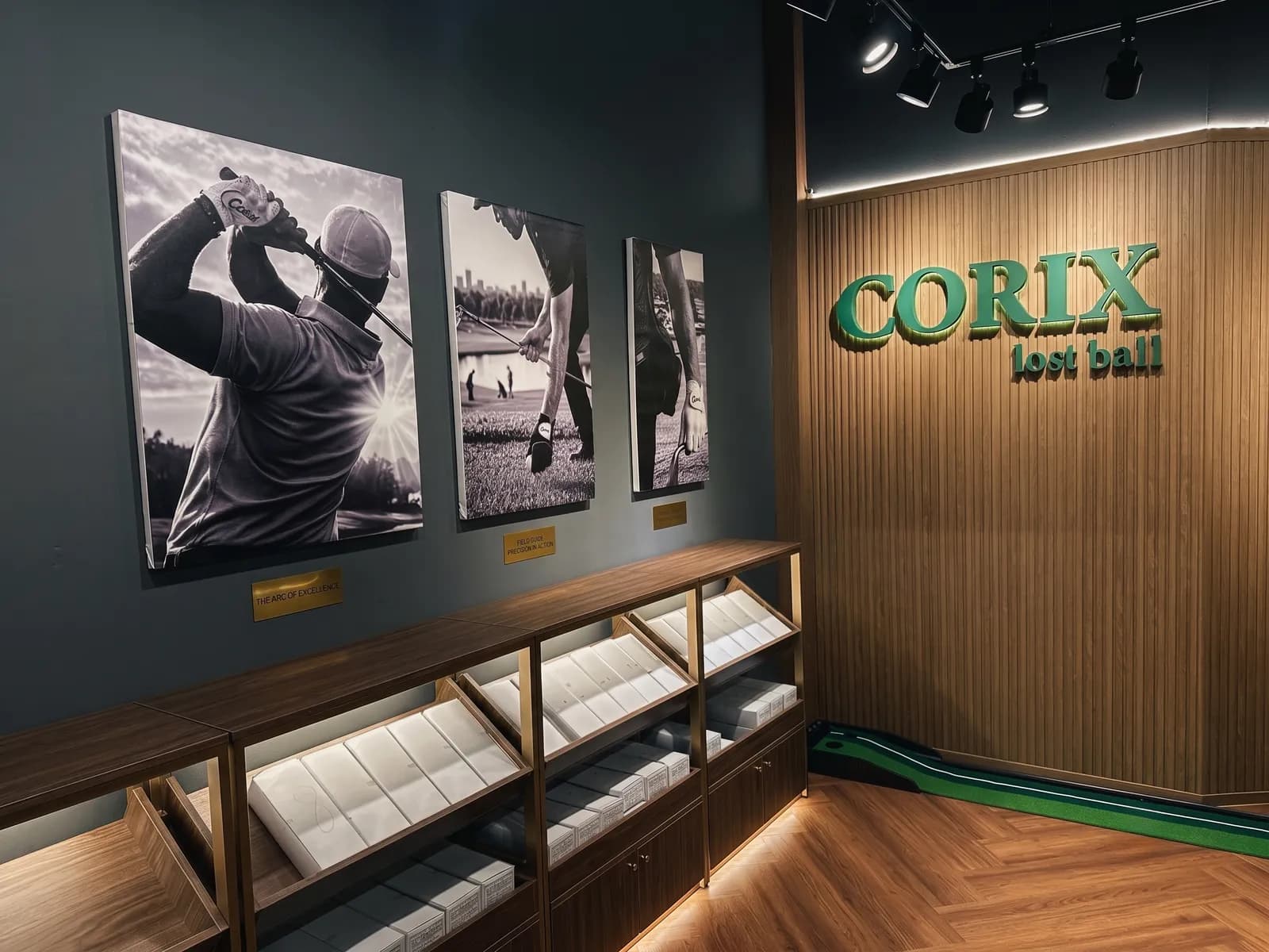 갤러리 월 — 흑백 골프 액자와 원목 루버 월의 CORIX lost ball 입체 사인